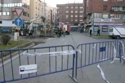 Los bomberos intervinieron ante el peligro de caída de una farola cuando se arreglaba la avería