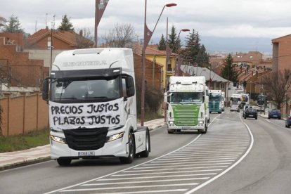 Una de las marchas lentas de camiones en los paros del sector en el mes de marzo. MARCIANO PÉREZ