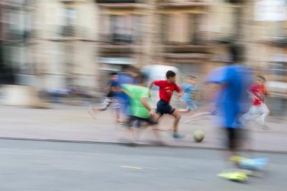 Niños jugando en una plaza de Barcelona.