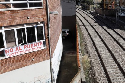 El edificio más afectado por el plan de Adif que hará crecer el puente, visto desde el paso elevado de Párroco Pablo Díez. MARCIANO PÉREZ