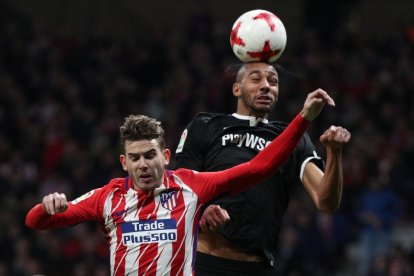 Lucas Hernandez pelea con NZonzi por un balón, durante la eliminatoria de copa que el Atlético ha perdido contra el Sevilla.