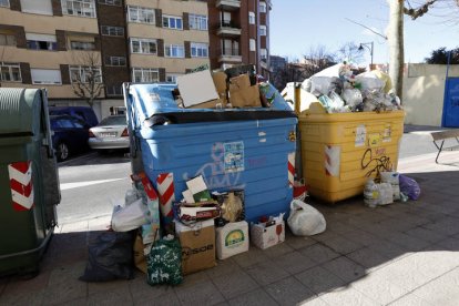 Basura acumulada en contenedores del centro de la ciudad. DL