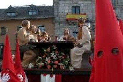 Pasos como la Urna y el Crucificado están expuestos en una carpa