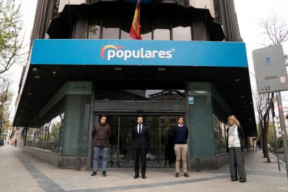 El líder del PP, Pablo Casado, junto al vicesecretario de comunicación del PP, Pablo Montesinos, durante el minuto de silencio que han guardado a las 12:00 por las personas fallecidas por el coronavirus. EFE/PP/Tarek