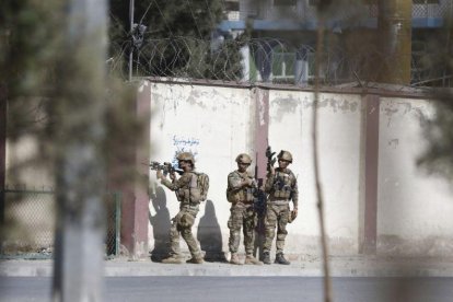 Soldados rodean la sede de la televisión privada Shamshad TV tras un ataque en Kabul.