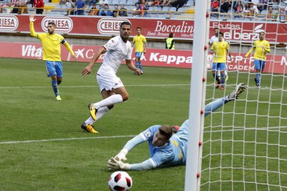 El portero del equipo canario Joseph rechaza a saque de esquina un disparo del delantero centro de la Cultural Aridane. MARCIANO PÉREZ