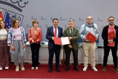 El consejero Gago con los firmantes del acuerdo laboral para empleados públicos de CyL, ayer. LETICIA PÉREZ