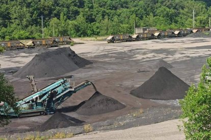 Las máquinas, cribando carbón, ayer a primera hora en el lavadero de Villablino. ARAUJO