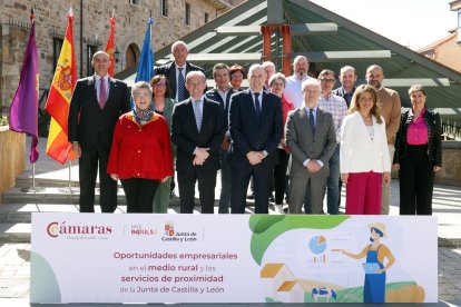 Participantes en la jornada Oportunidades empresariales en el medio rural y los servicios de proximidad de la Junta de Castilla y León celebrada en la Cámara de Comercio de Astorga. ICAL