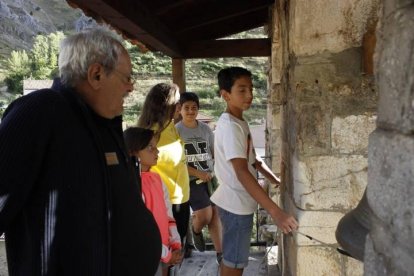 El maestro con Valeria, Natalia, Rafael y Rubén, tocando las campanas