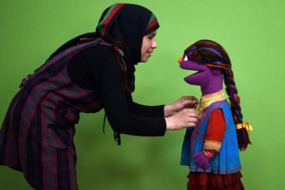 La titiritera Raziya Nazari prepara a la marioneta Zari para la versión de 'Barrio Sésamo' en Afganistán.