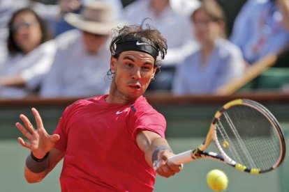 Nadal conecta un golpe en el partido que ha disputado ante Bolelli en Roland Garros.