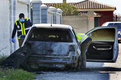 La policía inspecciona el vehículo.