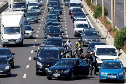 Enfrentamiento de los taxistas de Barcelona con un conductor de un vehículo VTC. ALEJANDRO GARCÍA