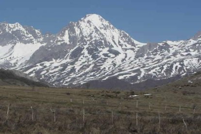 Vista del macizo de Peña Ubiña, en Babia.