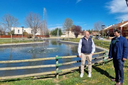 Ricardo de Dios y el alcalde, Manuel García, en el lago artificial. DL