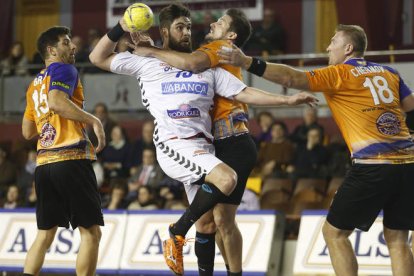 El lateral brasileño Leo Santos, autor ayer de tres goles, se las tuvo tiesas en varias ocasiones con los defensores del Benidorm. JESÚS