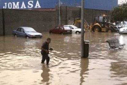 Un hombre atraviesa una calle anegada por la lluvia, ayer en Ceuta