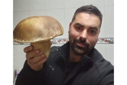 Antonio Puente con su boletus pinícola de casi un kilo y medio de peso. DL