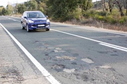 La carretera N-625 presenta gran cantidad de baches en todo su trazado. CAMPOS