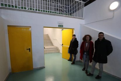 Tulio García, Gloria Fernádez Merayo y Roberto Mendo, ayer en una de las salidas del pabellón. L. DE LA MATA