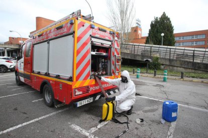 Bomberos de Ponferrada hacen labores de limpieza en los exteriores del Hospital de Bierzo . LUIS DE LA MATA