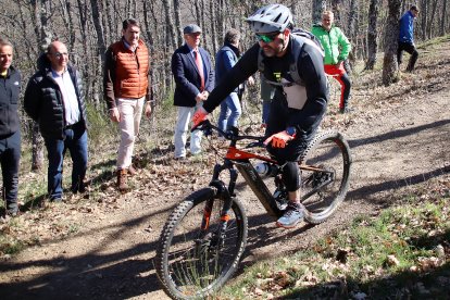 El consejero de Medio Ambiente, Vivienda y Ordenación del Territorio, Juan Carlos Suárez-Quiñones, visita el circuito del Centro de MTB Zona Alfa León en la localidad de La Pola de Gordón. ICAL