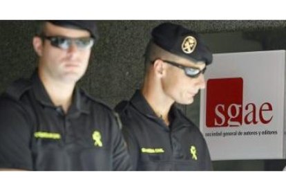 Dos guardias civiles en la entrada de la sede de la Sociedad General de Autores y Editores (SGAE).
