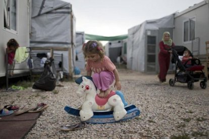 Una niña siria juega en un campo de refugiados griego.