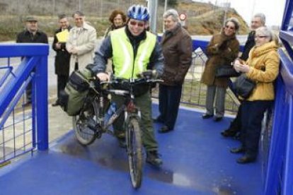 Un peregrino danés inauguró casualmente la pasarela, ante la mirada del subdelegado (detrás)