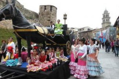 Un carruaje de lo más original a la sombra del Castillo templario.