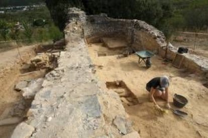 Los sondeos en el interior revelan más enterramientos y un arco fajón