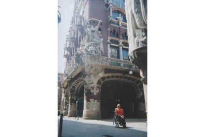 Jonny frente al Palau de la Musica de Barcelona.