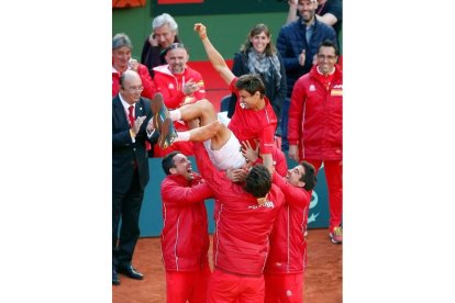 Ferrer es manteado por sus compañeros tras su triunfo ante el alemán Kohlschreiber