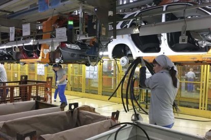 Trabajadoras en una factoría automovilística.