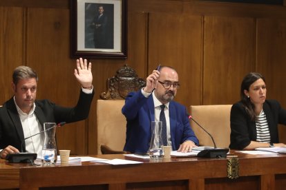 Iván Alonso, Marco Morala y Lidia Coca, esta mañana en la votación plenaria. L. DE LA MATA