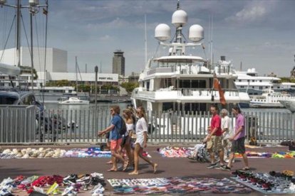 Yates, mantas y turistas en el Port Vell.