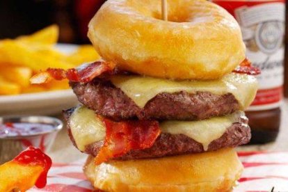 La polémica 'Double Donut Burger', una mina de calorías.