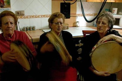 El equipo consiguió hacer de las cocinas unos auténticos «estudios de grabación». En la foto, Ángeles, Cilinia y Marucha.