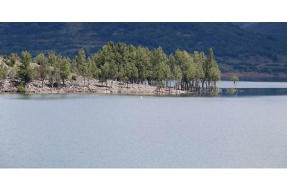 El embalse del Porma, el pasado mes de junio. RAMIRO