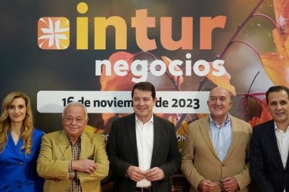 El presidente de la Junta, Alfonso Fernández Mañueco, presenta la campaña turística Otoño-Invierno de Castilla y León, en el marco de la celebración de Intur Negocios. En la imagen junto al consejero de Cultura Gonzalo Santonja; la viceconsejera de Cultura Mar Sancho; el alcalde de Valladolid Jesús Julio Carnero y el presidente de la Diputación Conrado Íscar. MIRIAM CHACÓN