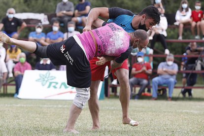 Adrián Rodríguez y Diego Arce en un momento de su combate en el corro de Valdefresno en la categoría de medios. MARCIANO PÉREZ