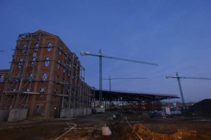 Esqueleto de la antigua azucarera de Santa Elvira que albergará el futuro Palacio de Congresos.