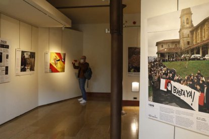 Fotos, portadas de prensa e imágenes componen un relato visual sobre la violencia etarra y la resistencia cívica. FERNANDO OTERO