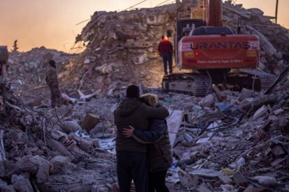 Una pareja aguarda ante su casa devastada ante la posibilidad de que haya más milagros. HATAY