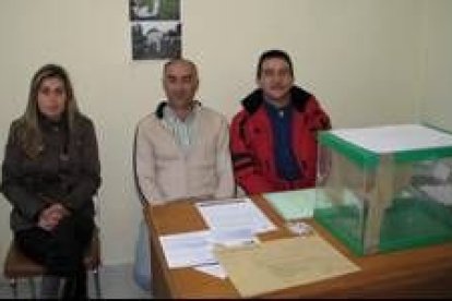 Los miembros de la mesa esperaron pacientes que llegase el voto