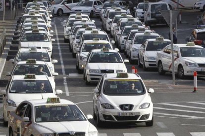 Decenas de taxis hacen cola en las proximidades de la estación de Atocha de Madrid.