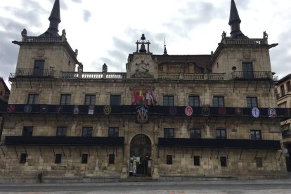 El Ayuntamiento de la Plaza Mayor, engalanado con los emblemas de todas las cofradías para El Encuentro del Viernes Santo