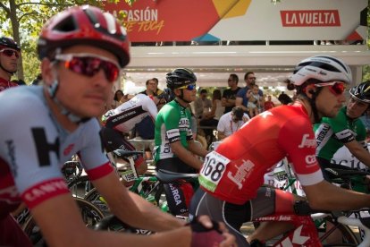 Los ciclistas en la salida de la quinta etapa de la Vuelta, en Granada. /