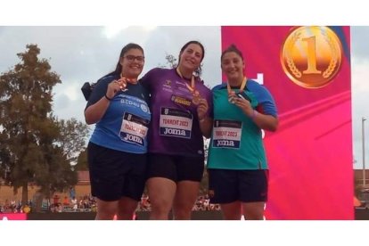 Mónica Borraz, a la derecha, con su medalla de bronce en el podio del Nacional. RFEA/MIGUÉLEZ